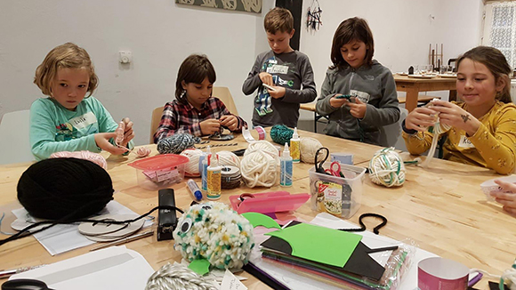 Kinder fertigen Flaxi unser Museumsmaskottchen